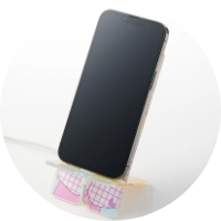 「スマホを置けるアクスタ」として実用性アップ！