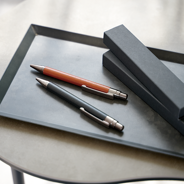 レザー調ボールペン